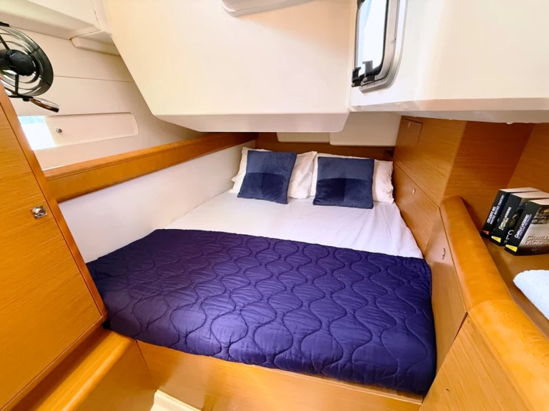 Hire Sailboat Jeanneau with a boat licence