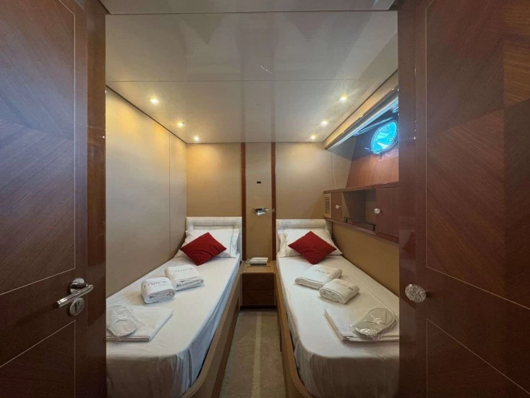 Charter a Sanlorenzo San Lorenzo SL 82 in Alimos on Samboat