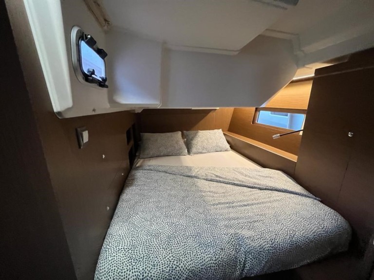 Hire a Bénéteau Oceanis 46.1 Pomer