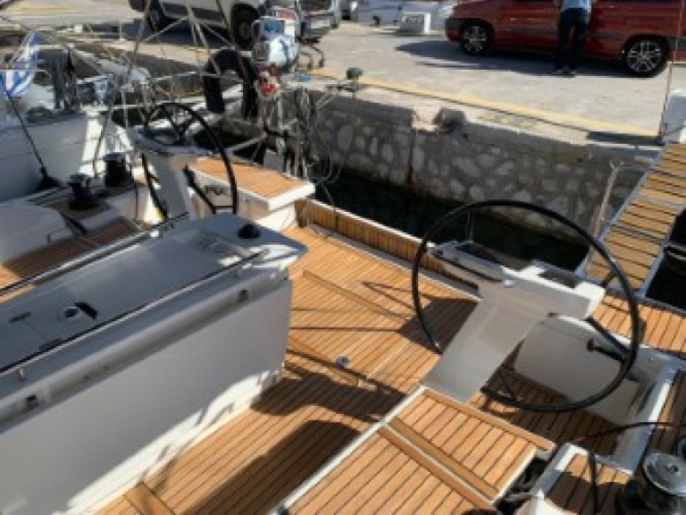 Charter a Bénéteau Oceanis 46.1 in Alimos on Samboat