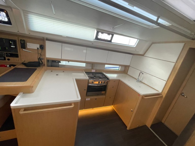 Charter a Bavaria Bavaria C46 in Pálairos on Samboat