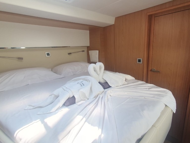 Catamaran to hire Lávrio at the best price