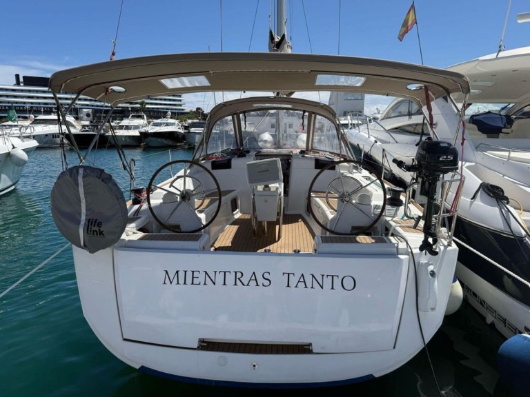 Hire Sailboat Jeanneau with a boat licence