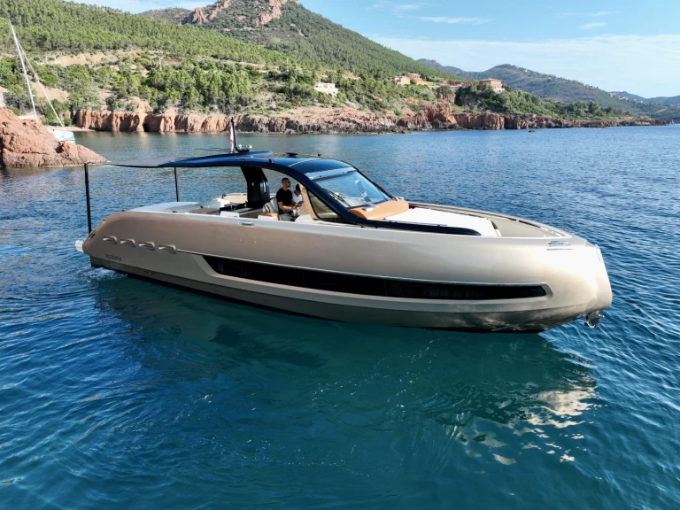 Hire Motorboat Invictus  with a boat licence