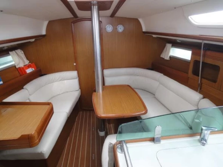 Sailboat hire in Lávrio - Jeanneau Sun Odyssey 36i