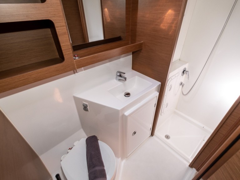 Hire Catamaran Lagoon with a boat licence