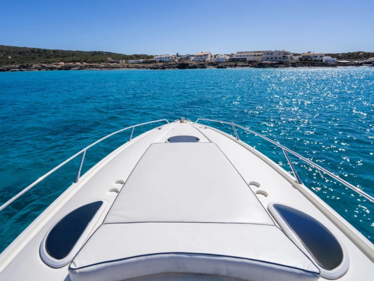 Hire Motorboat Sunseeker with a boat licence