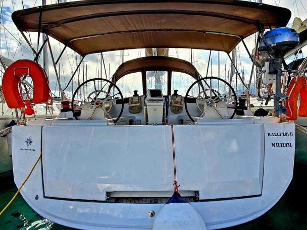 Sailboat to hire Benitses at the best price