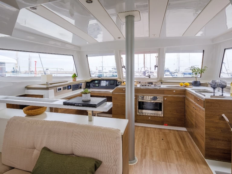 Catamaran to hire Néa Péramos at the best price