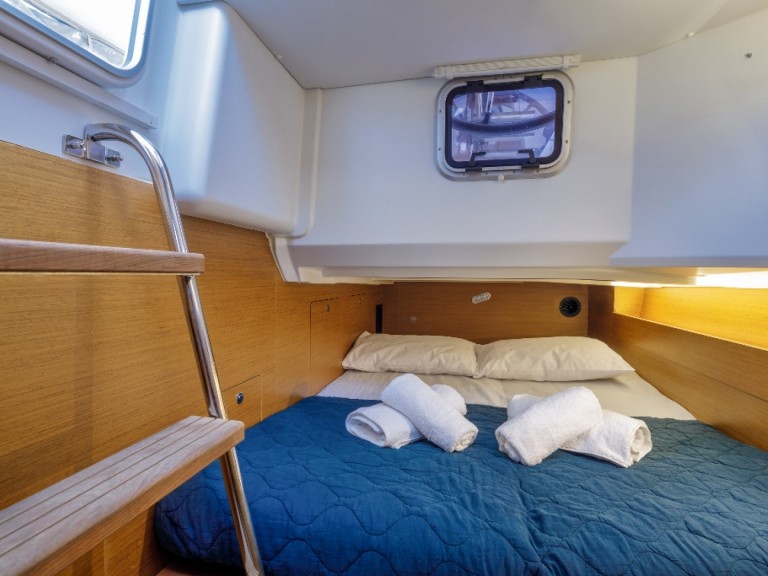 Charter a Jeanneau Sun Loft 47 in Néa Péramos on Samboat