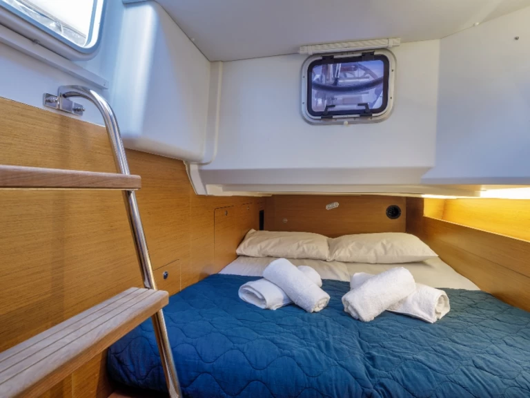 Charter a Jeanneau Sun Loft 47 in Néa Péramos on Samboat