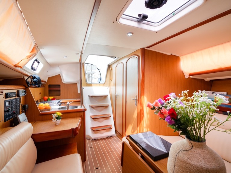 Hire a Jeanneau Sun Odyssey 32i Lávrio