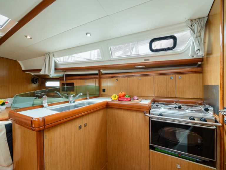 Hire Sailboat Jeanneau with a boat licence