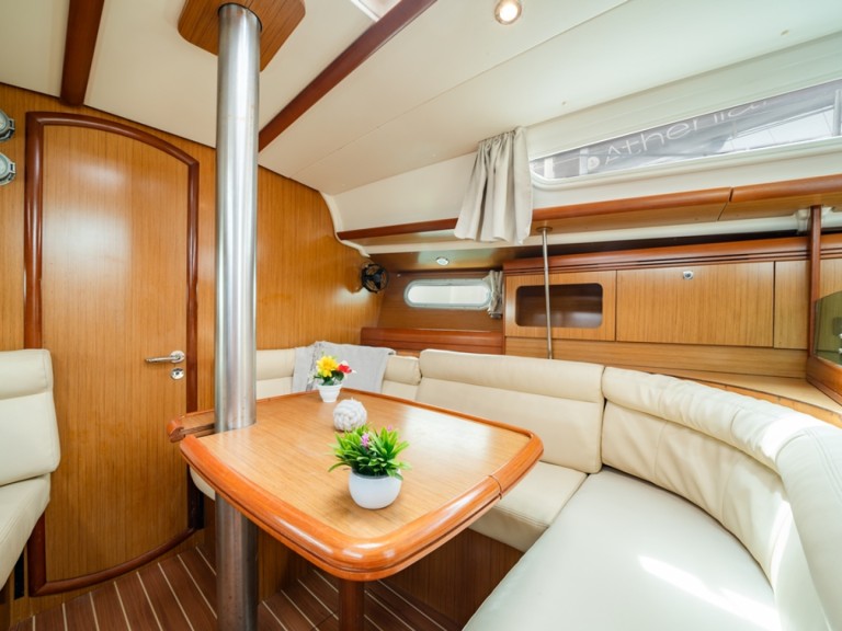 Sailboat to hire Lávrio at the best price