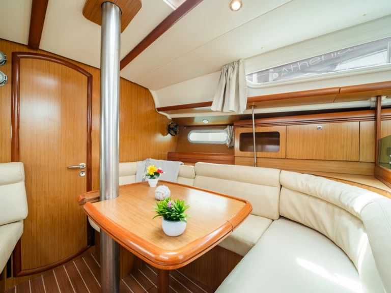 Sailboat to hire Lávrio at the best price