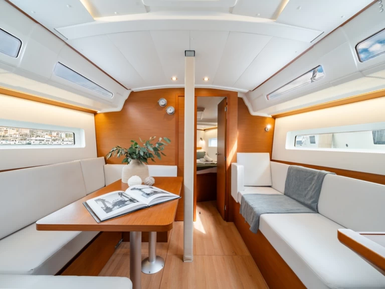 Hire Sailboat Jeanneau with a boat licence