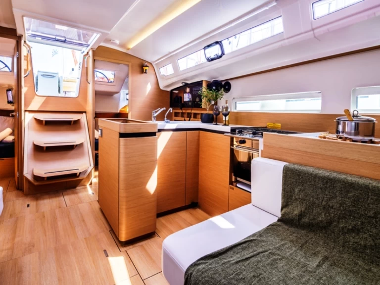 Hire Sailboat Jeanneau with a boat licence