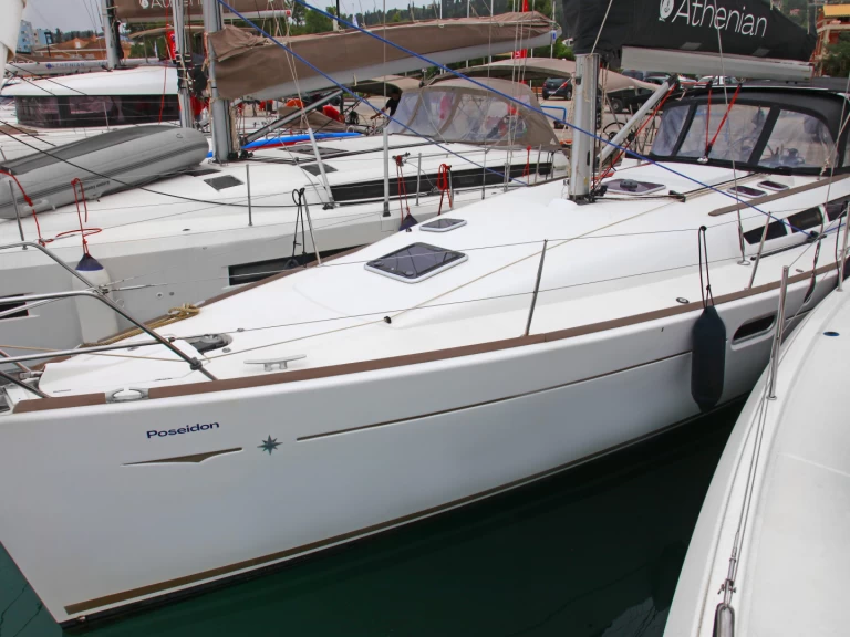 Charter a Jeanneau Sun Odyssey 42i in Benitses on Samboat