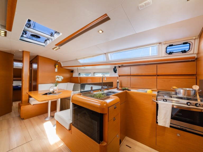 Hire Sailboat Jeanneau with a boat licence