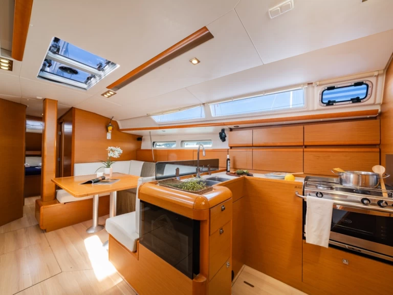 Hire Sailboat Jeanneau with a boat licence