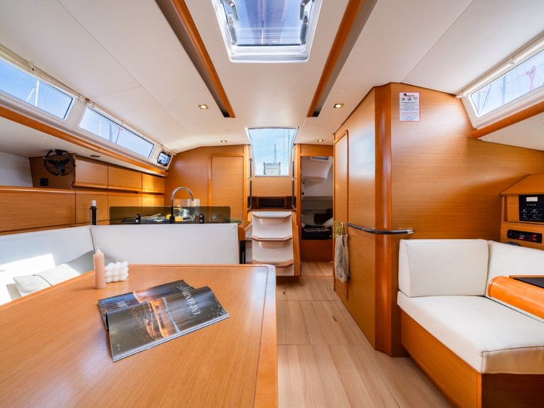 Sailboat to hire Lávrio at the best price