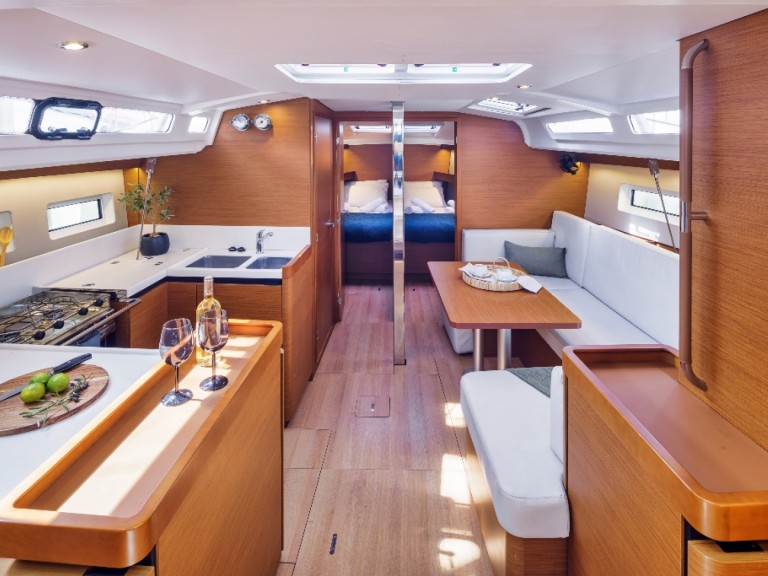 Hire Sailboat Jeanneau with a boat licence