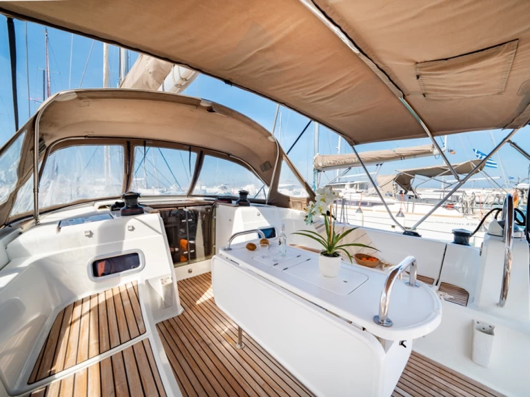 Sailboat to hire Nydri at the best price