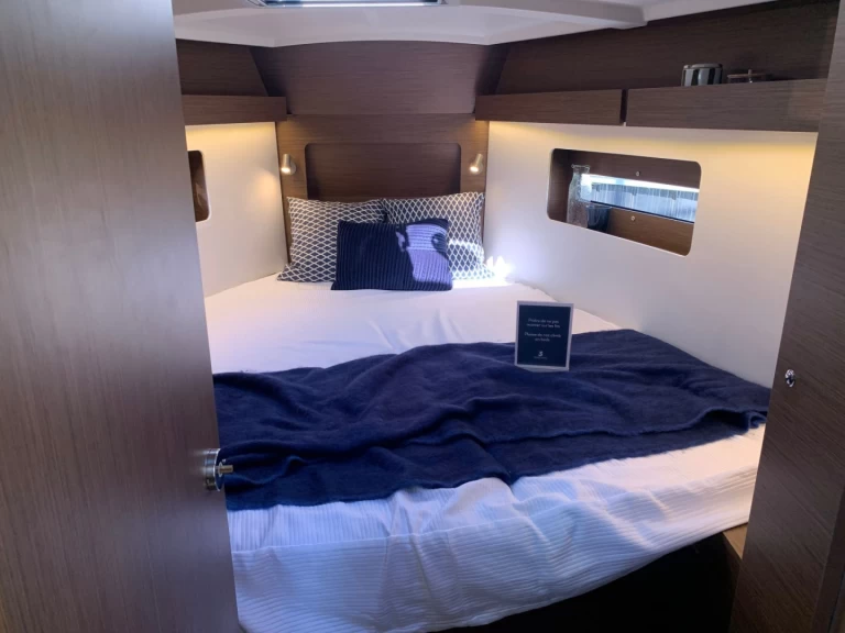 Hire Sailboat with or without skipper Bénéteau Port de La Base de Lorient