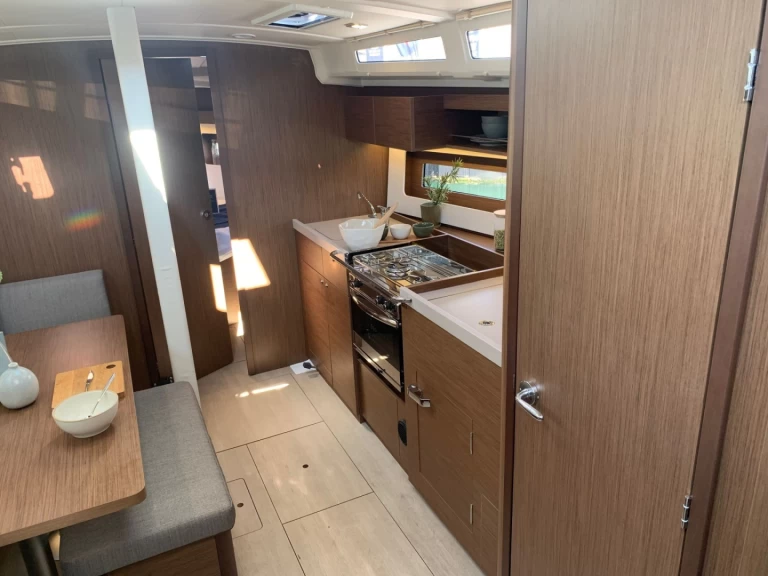 Sailboat hire in Port de La Base de Lorient - Bénéteau OCEANIS 37.1 OCEANIS 37.1