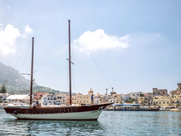 Sailboat to hire Forio at the best price