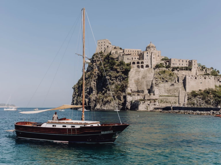 Sailboat to hire Forio at the best price