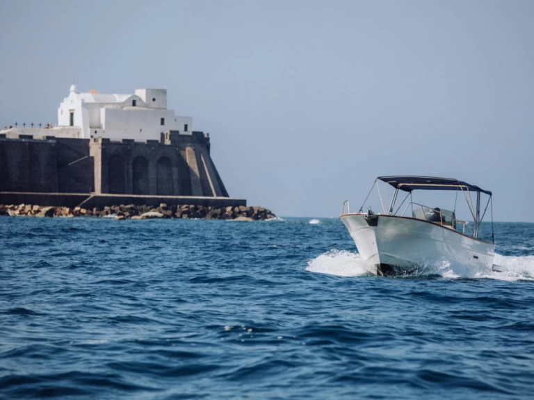 Hire Motorboat O.P Nautica with a boat licence