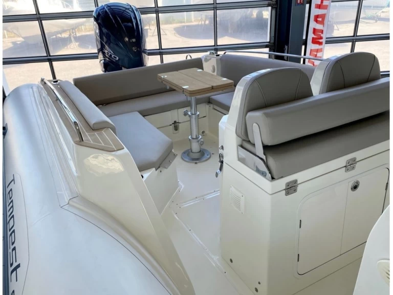 Hire RIB Capelli with a boat licence