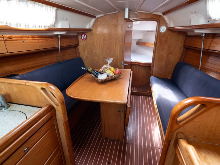 Charter a Bavaria Bavaria 30 Cruiser in Pálairos on Samboat