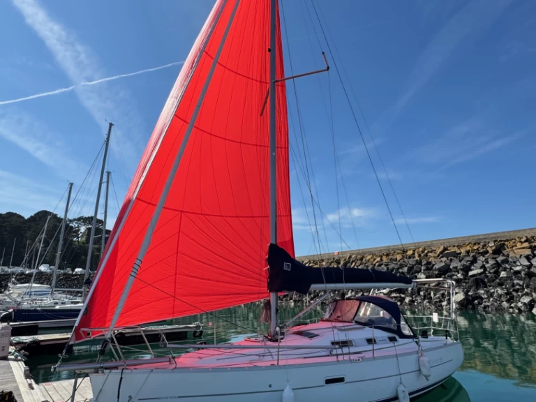 Hire a Bénéteau Oceanis 323 Clipper France