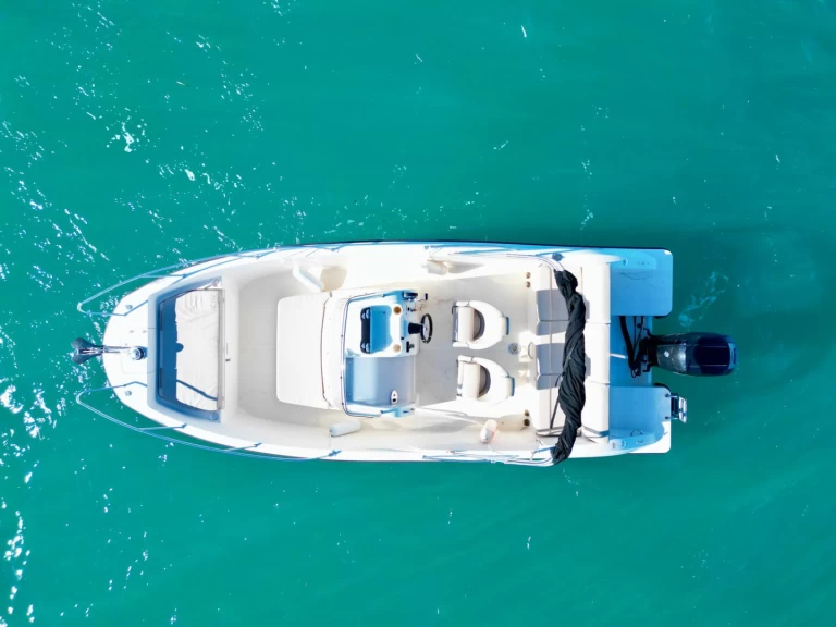 Hire Motorboat Quicksilver with a boat licence