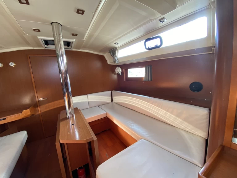 Charter a Bénéteau Oceanis 41.1 in Néa Péramos on Samboat