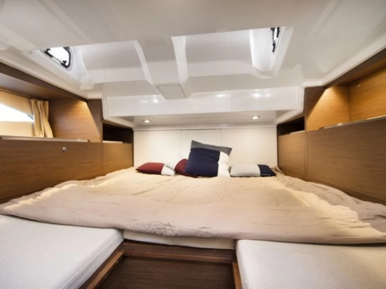 Yacht charter Hyères - Jeanneau CAP CAMARAT 10.5 CC Série 3 on SamBoat