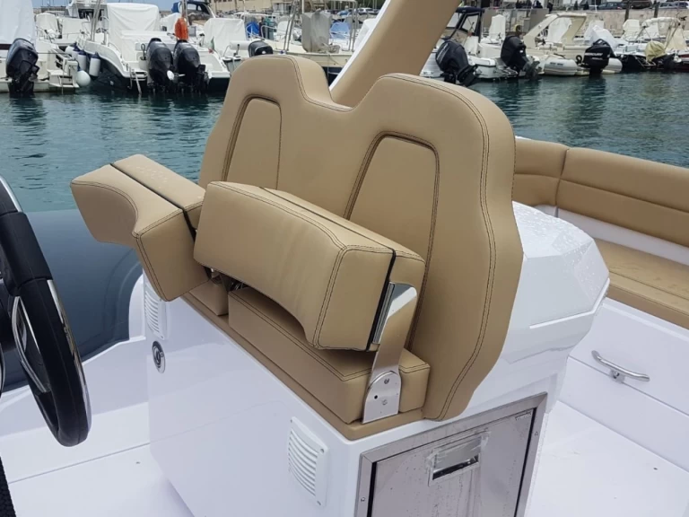 Hire a Italboats STHINGER 28 GT Hyères