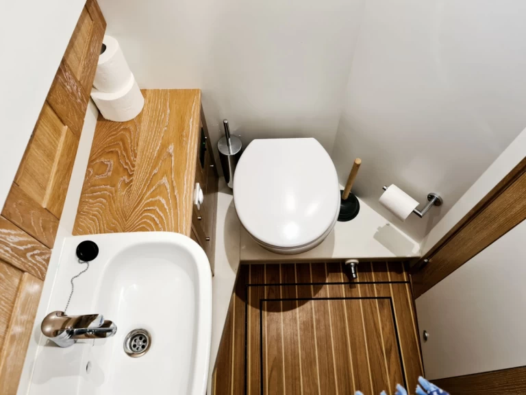 Hire Motorboat sasga with a boat licence