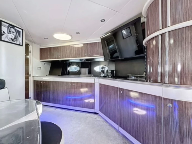 Hire a Sunseeker Predator 63 Saint-Tropez