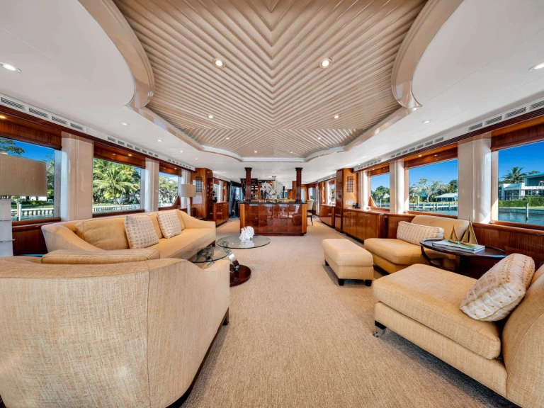 Hire Luxury Yacht with or without skipper Hatteras Miami