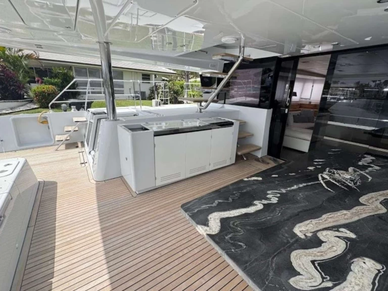 Hire a Lagoon LONDON SKY Bahamas