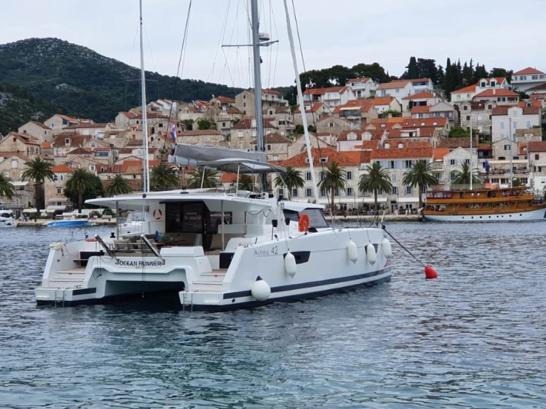 Hire Catamaran Fountaine Pajot with a boat licence