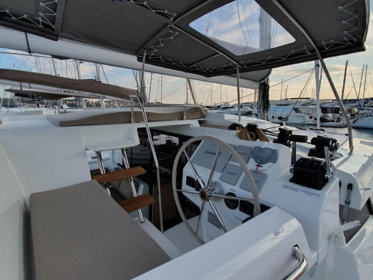 Catamaran to hire Pomer at the best price