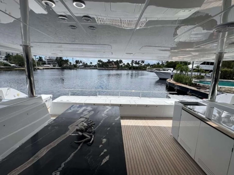 Luxury Yacht to hire Bahamas at the best price