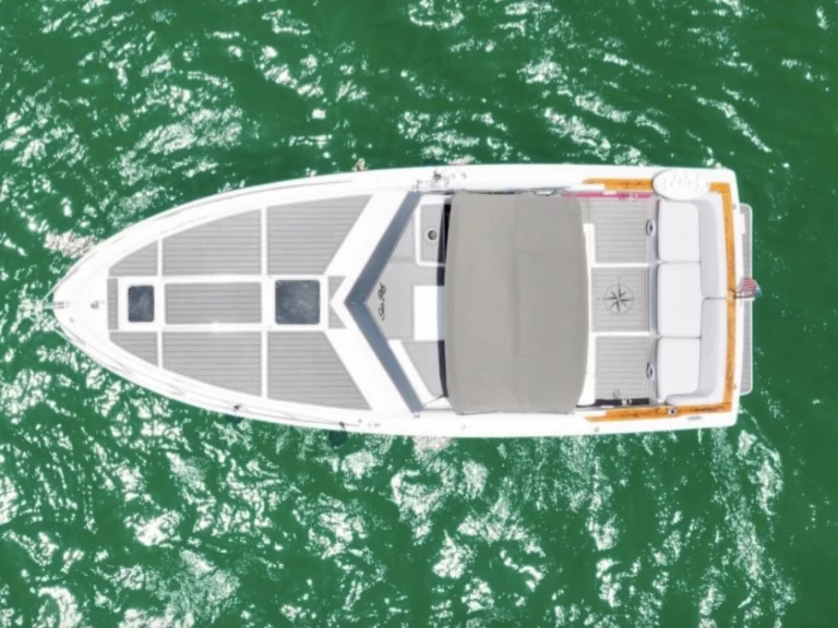 Hire Luxury Yacht Sirena with a boat licence