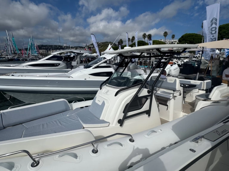 Charter a Zodiac Medline 9 in Propriano on Samboat