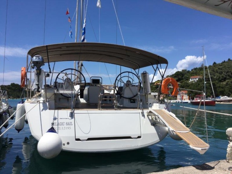 Sailboat to hire Nydri at the best price
