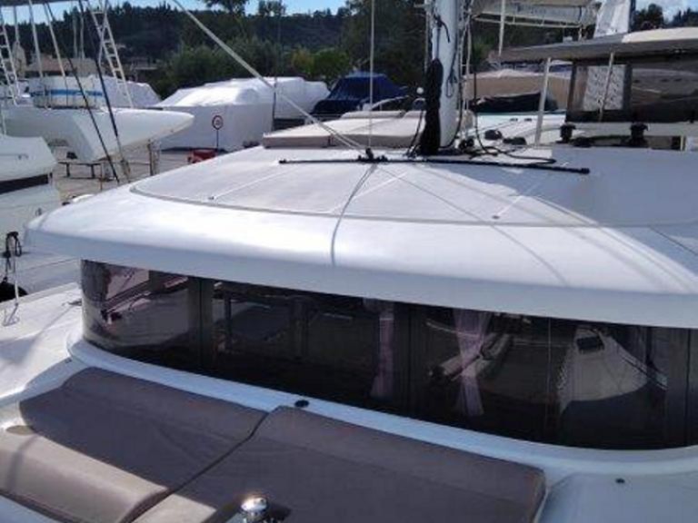 Yacht charter Lávrio - Lagoon Lagoon 42 on SamBoat